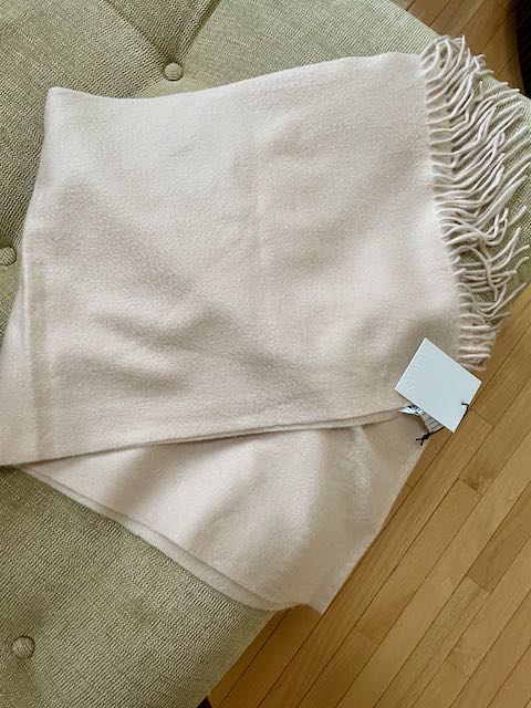 Italic cream-colored cashmere scarf. Designer quality!